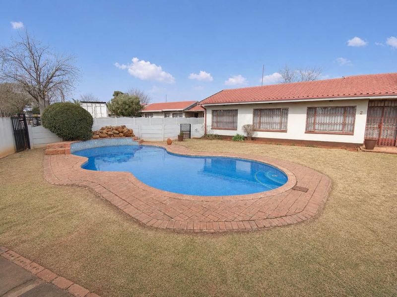 Spacious Family Home with Entertainment Features - Photo 2