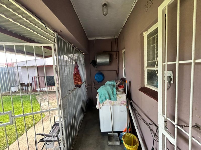 Beautiful Family Home - Photo 8