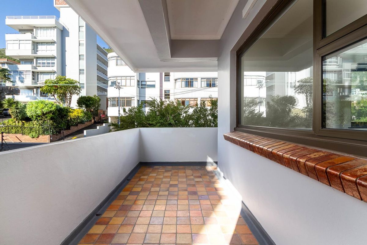 Modern Apartment In Sea Point - Photo 3