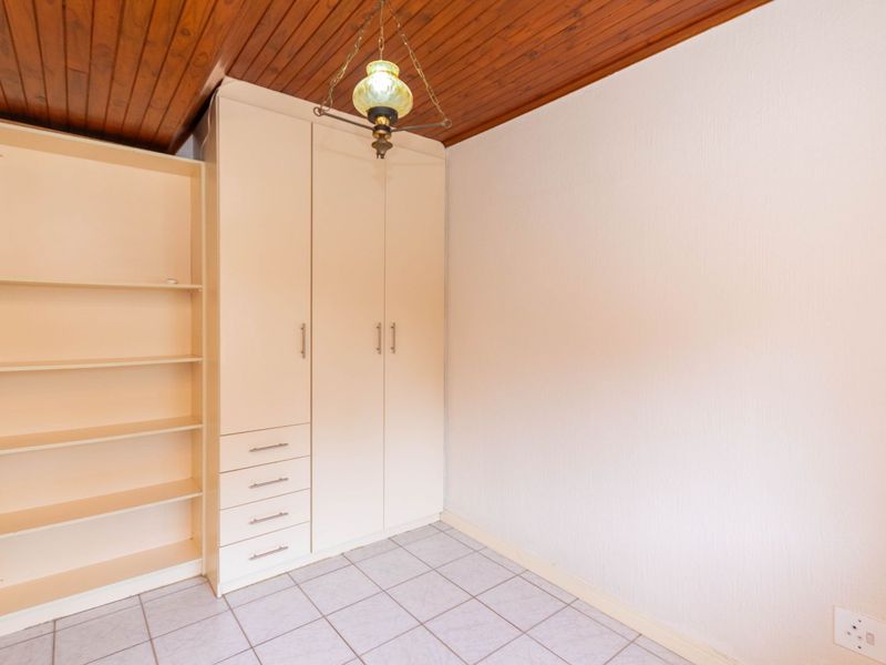 Stand Alone 3 Bed Duplex Townhouse in Bryanston with private garden and domestic quarters - Photo 7