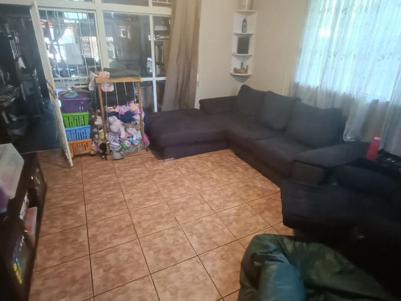 Spacious Duplex For Sale in Clubview. - Photo 9