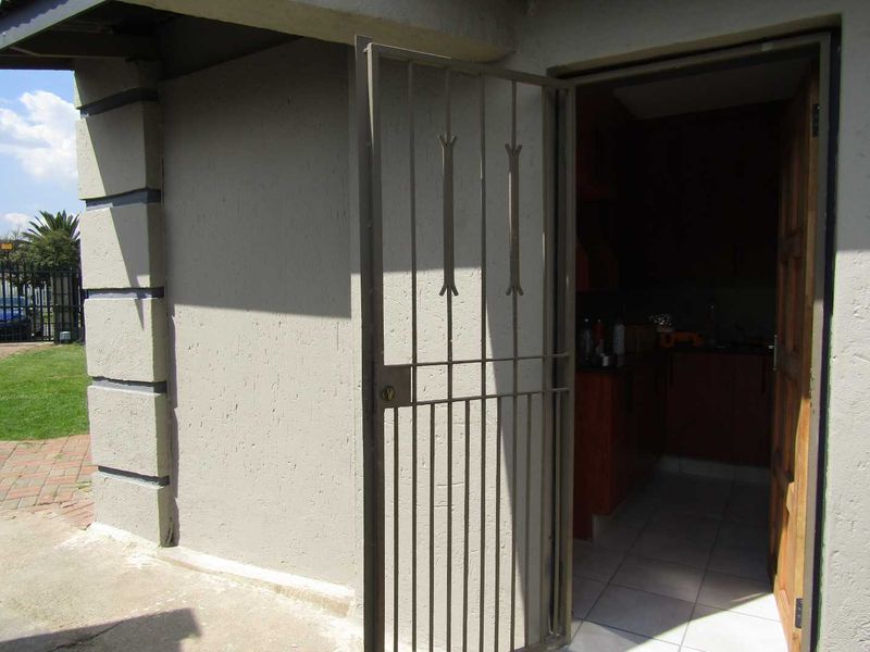 Newly renovated Home with Flat Let - Photo 5