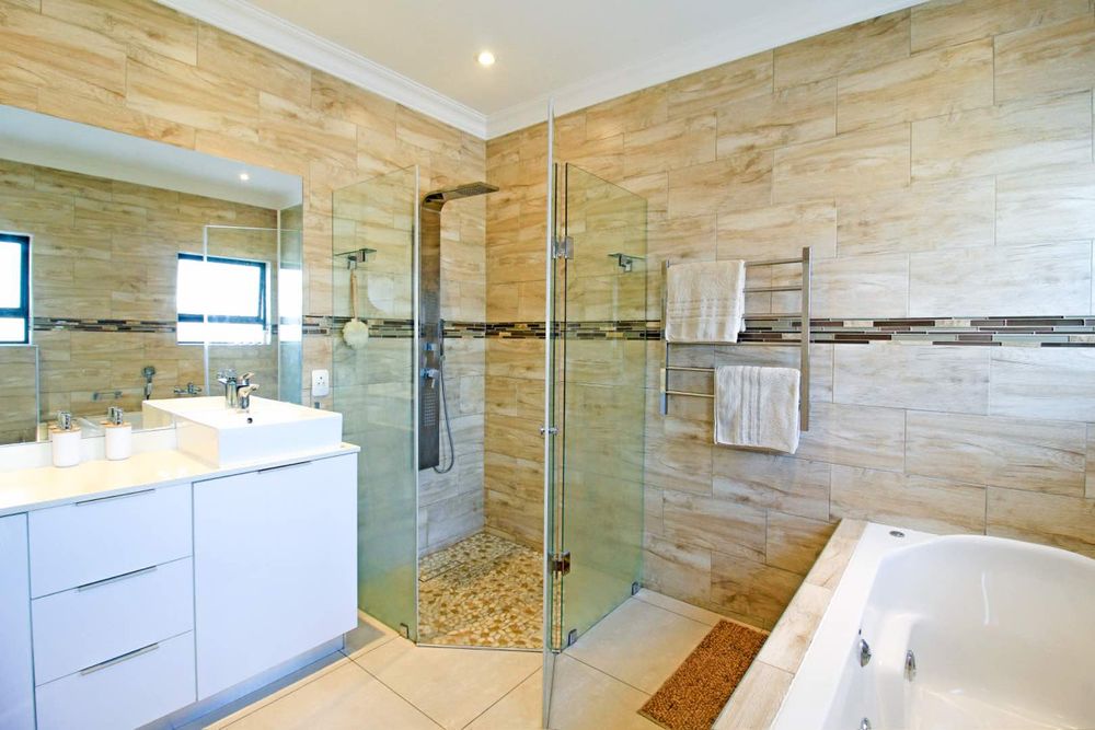 Main En-Suite Bathroom