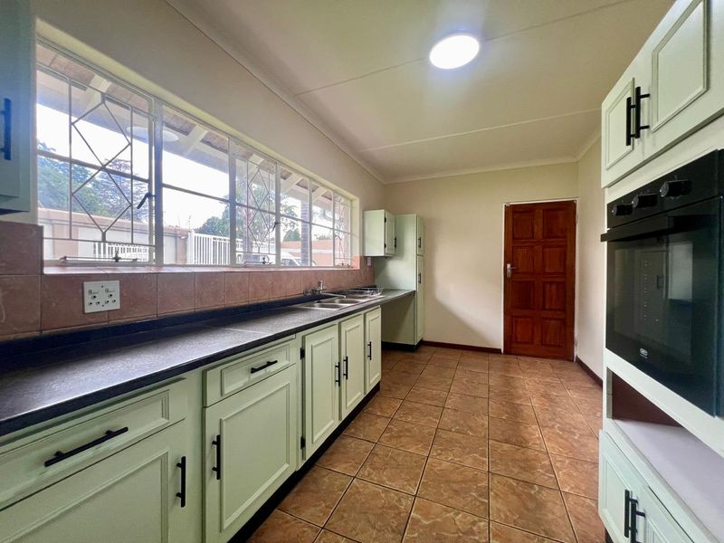 Neat as a Pin and Ready for Your Family. - Photo 3