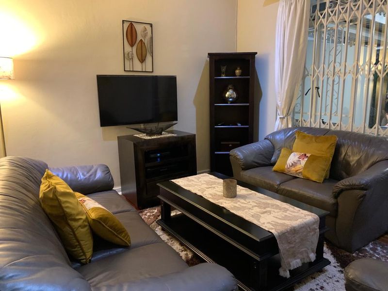 Fully furnished 1 Bedroom Cottage To  Let - Close to Melrose Arch - Photo 4