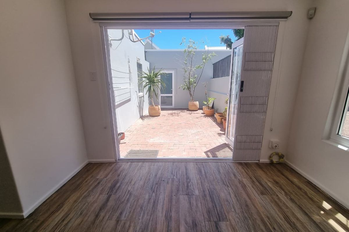 Semi-furnished Two-Bedroom Townhouse with Courtyard and Garage in Sought-After Claremont Upper! - Photo 3