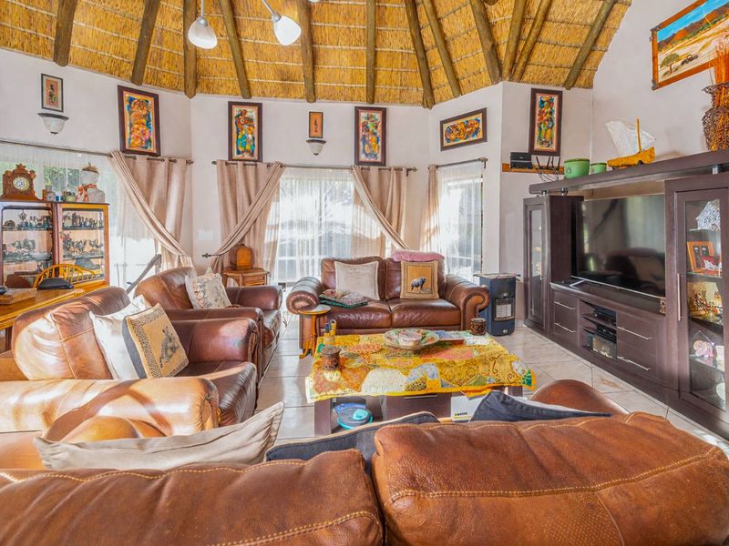 Dual Mandate Property: Exceptional Family Home with Prime Features - Photo 5