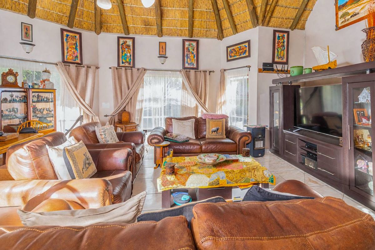 Dual Mandate Property: Exceptional Family Home with Prime Features - Photo 5