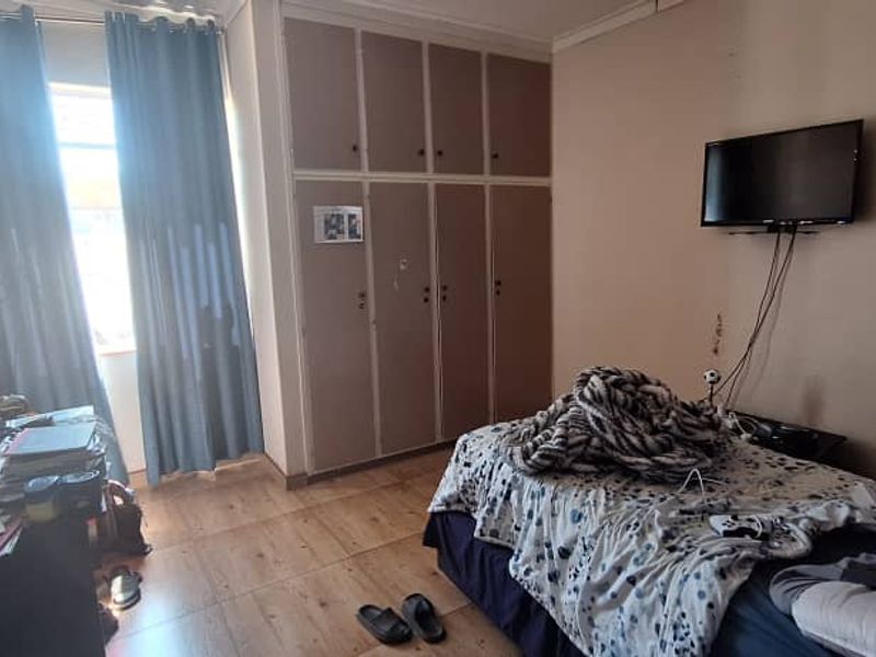 "Spacious Family Oasis in Pioneerspark – Call Today!" - Photo 2