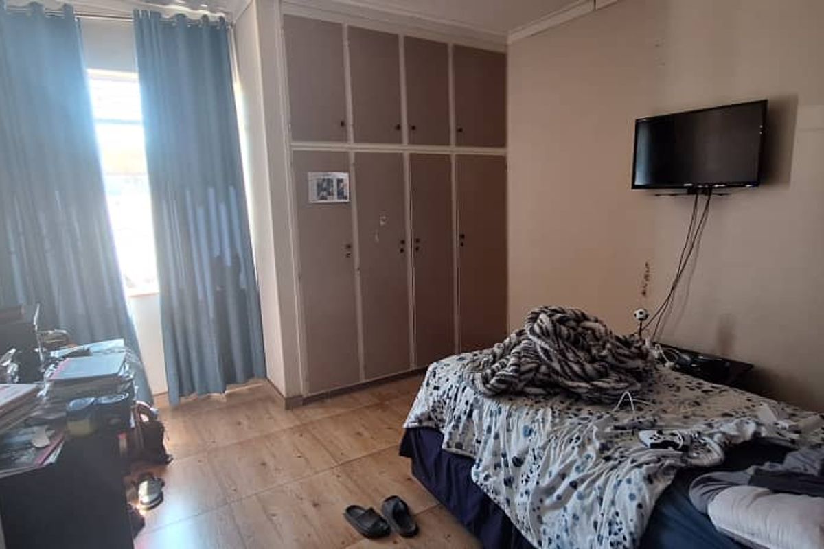 "Spacious Family Oasis in Pioneerspark – Call Today!" - Photo 2