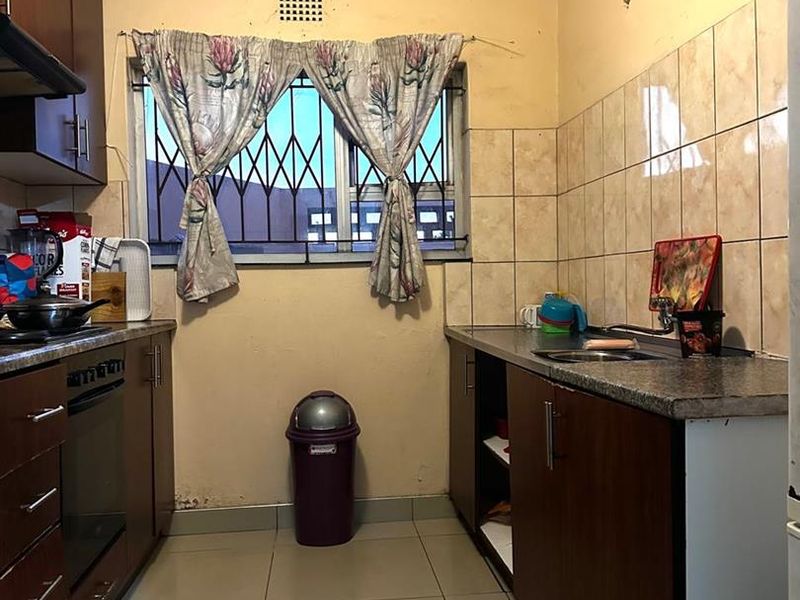 Spacious 3-Bedroom Home in Brackenham Complex - Photo 5