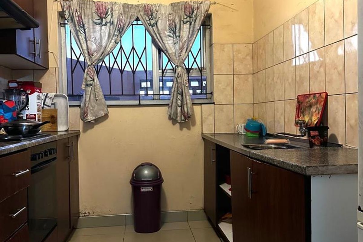 Spacious 3-Bedroom Home in Brackenham Complex - Photo 5