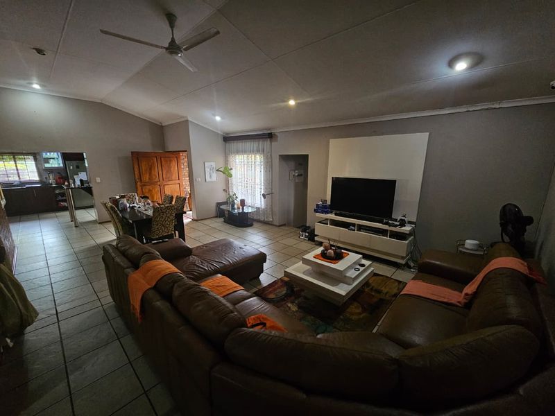 Stunning 4-Bedroom Family Home with Entertainment Paradise & Pool - Photo 2