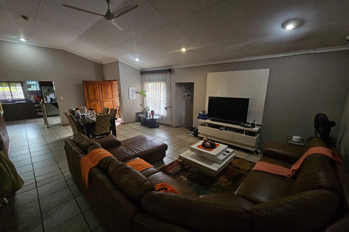 Stunning 4-Bedroom Family Home with Entertainment Paradise & Pool - Photo 2