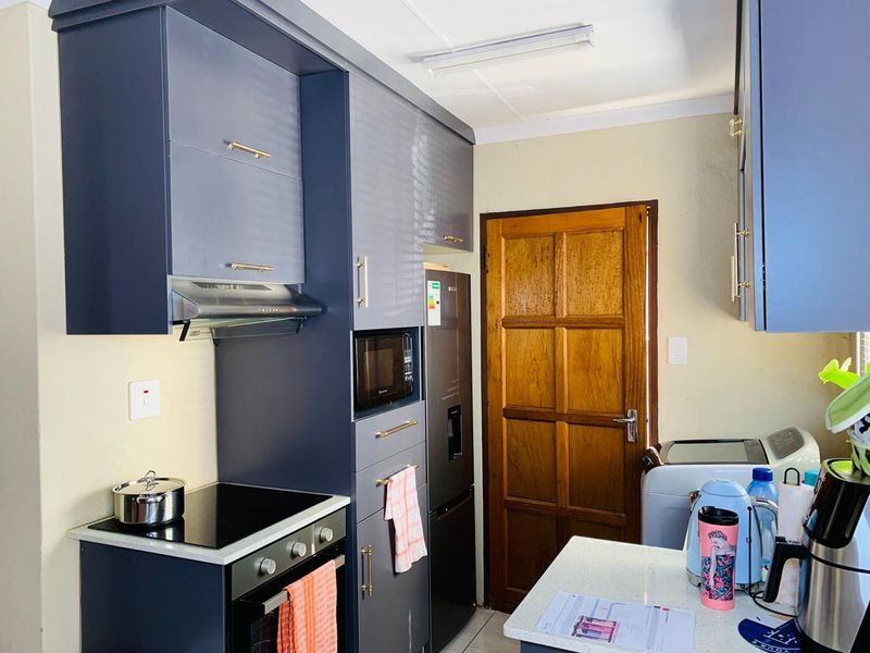 Charming 3-Bedroom Home Near Soshanguve Crossing Mall! - Photo 6