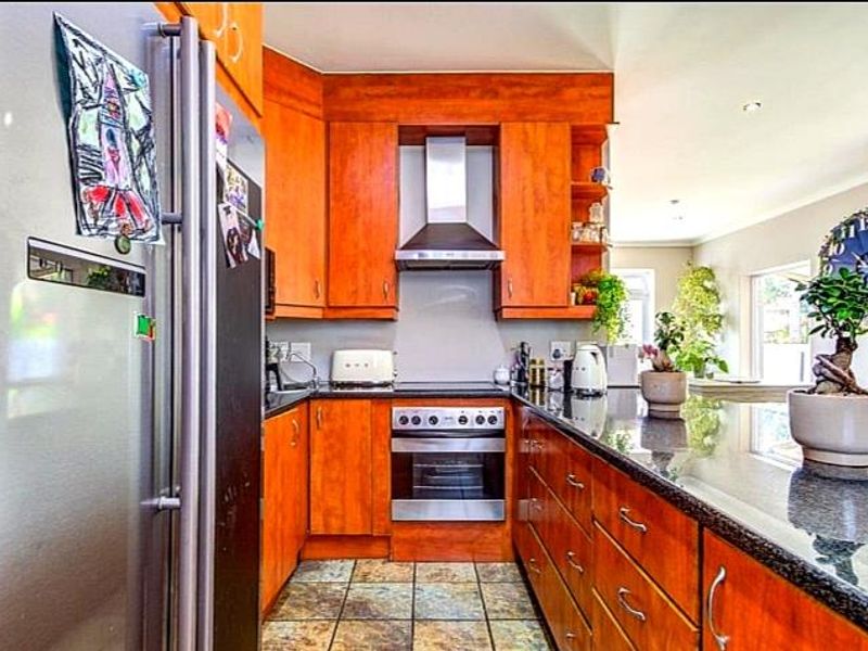 Luxury Family Residence in the Heart of Glen Erasmia Security Boulevard, Glen Marais  Positioned within the prestigious and highly sought-after Glen Erasmia - Photo 7