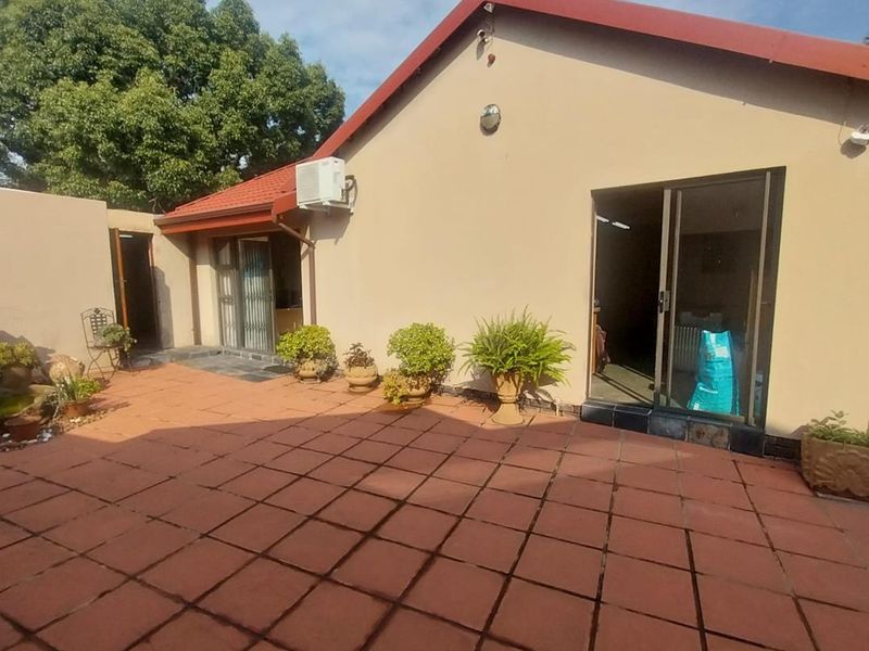 Family-Friendly Luxury: 4 Beds, Pool, & Pet-Ready - Photo 3