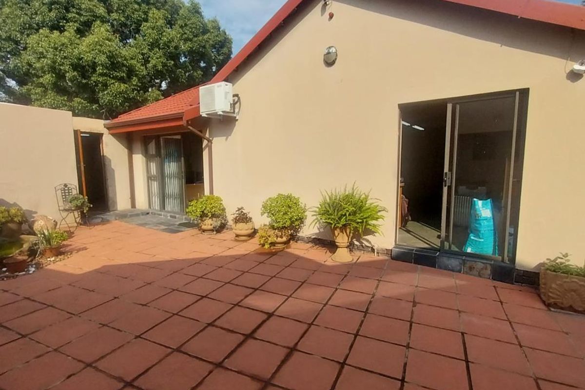 Family-Friendly Luxury: 4 Beds, Pool, & Pet-Ready - Photo 3