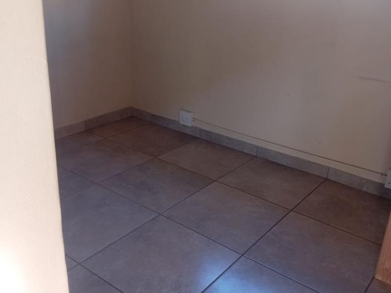 BACHELOR FLAT AVAILABLE IMMEDIATELY - Photo 8