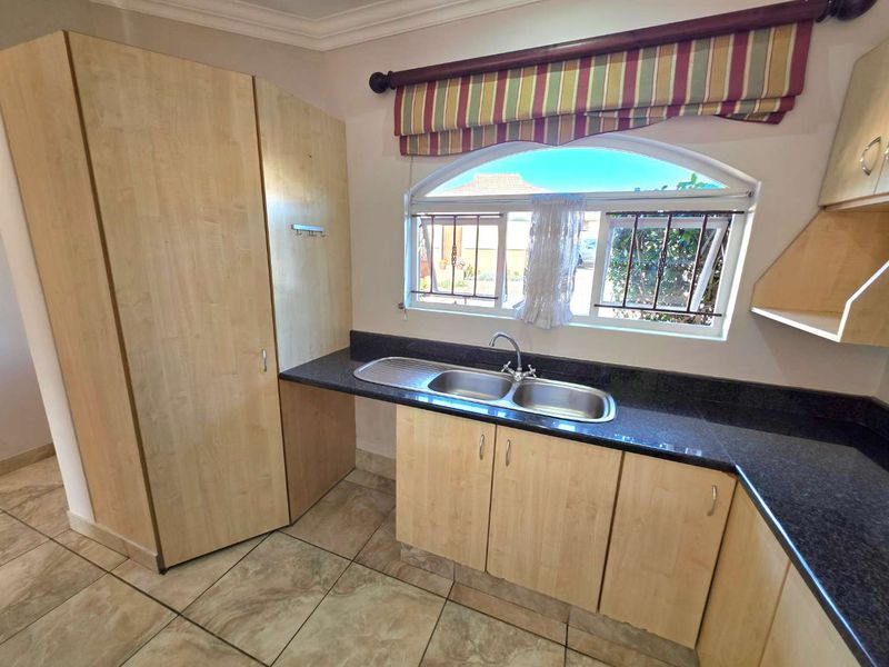 Privately Positioned in Cul-de-Sac - 2 Bedroom, 2 Bathroom Unit. - Photo 9
