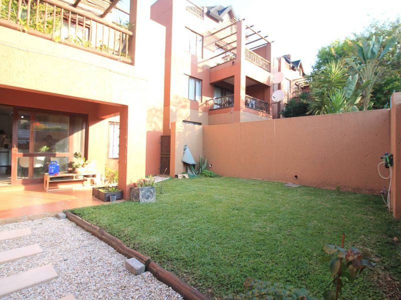 Gorgeous and sunny, garden apartment - Photo 9