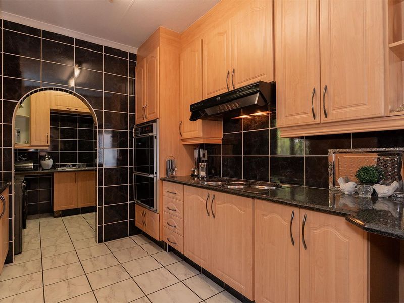Perfect Lock-Up-and-Go 3 Bedroom Townhouse in Birchleigh North - Photo 9