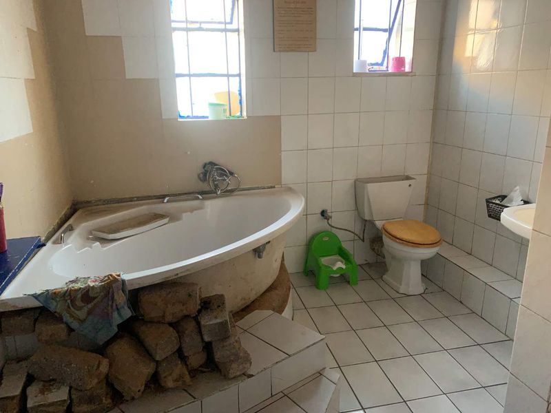 For Sale: Spacious 2-Bedroom Full Title Home – South Hills, Johannesburg - Photo 9