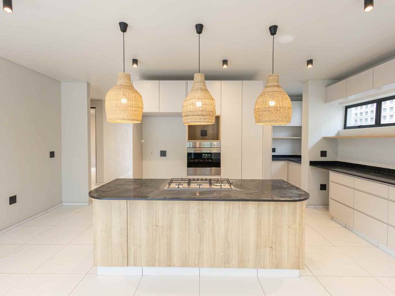 Ultra-Modern Top-Floor Apartment in Prestigious Waterkloof - Photo 6