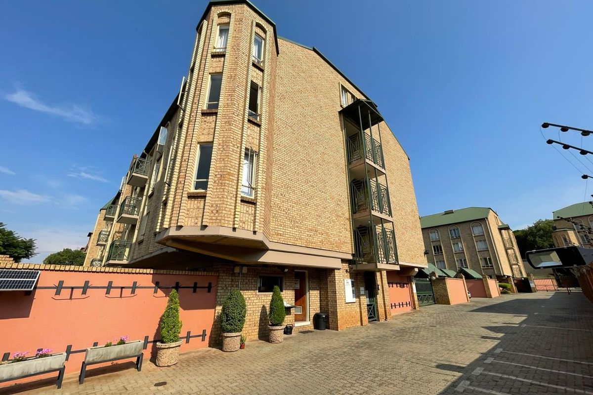 Charming Two-Bedroom Apartment *TO SHARE* Near the University - Photo 2