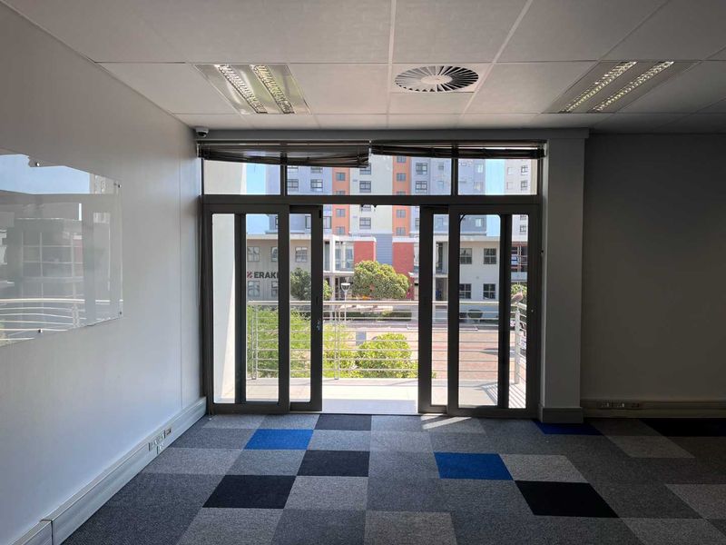 Impress Clients with High-End Finishes and Natural Light - Photo 7