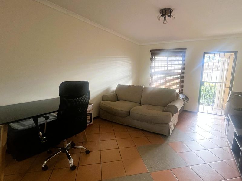 MacArthur Park Living – Neat Secure, Sunny & Move-In Ready - Photo 6