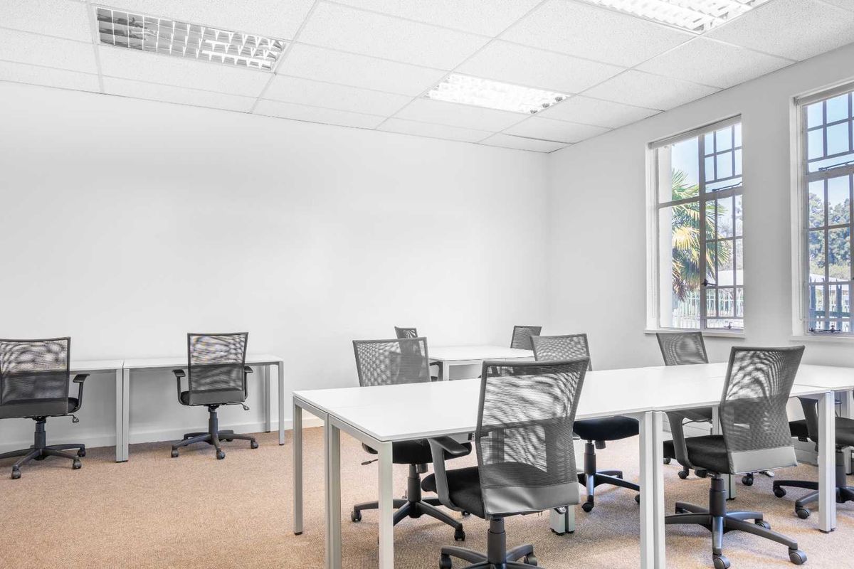 Private office space for 4 persons in Regus Foundershill - Photo 2