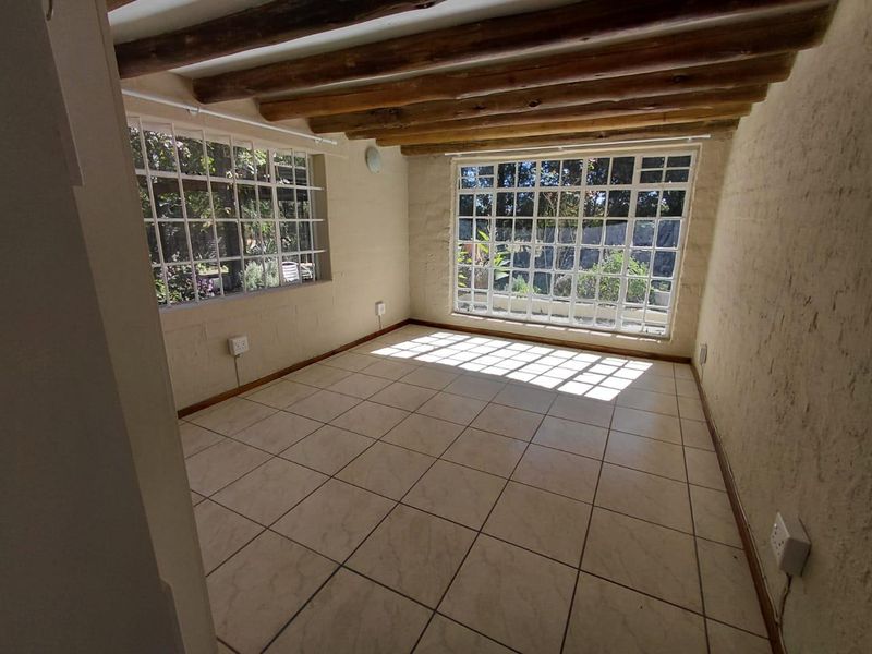 Spacious 2-Bedroom, 2-Bathroom Garden Cottage with Loft - Photo 7