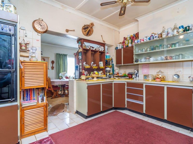 Expansive living, perfect for family and friends. - Photo 5