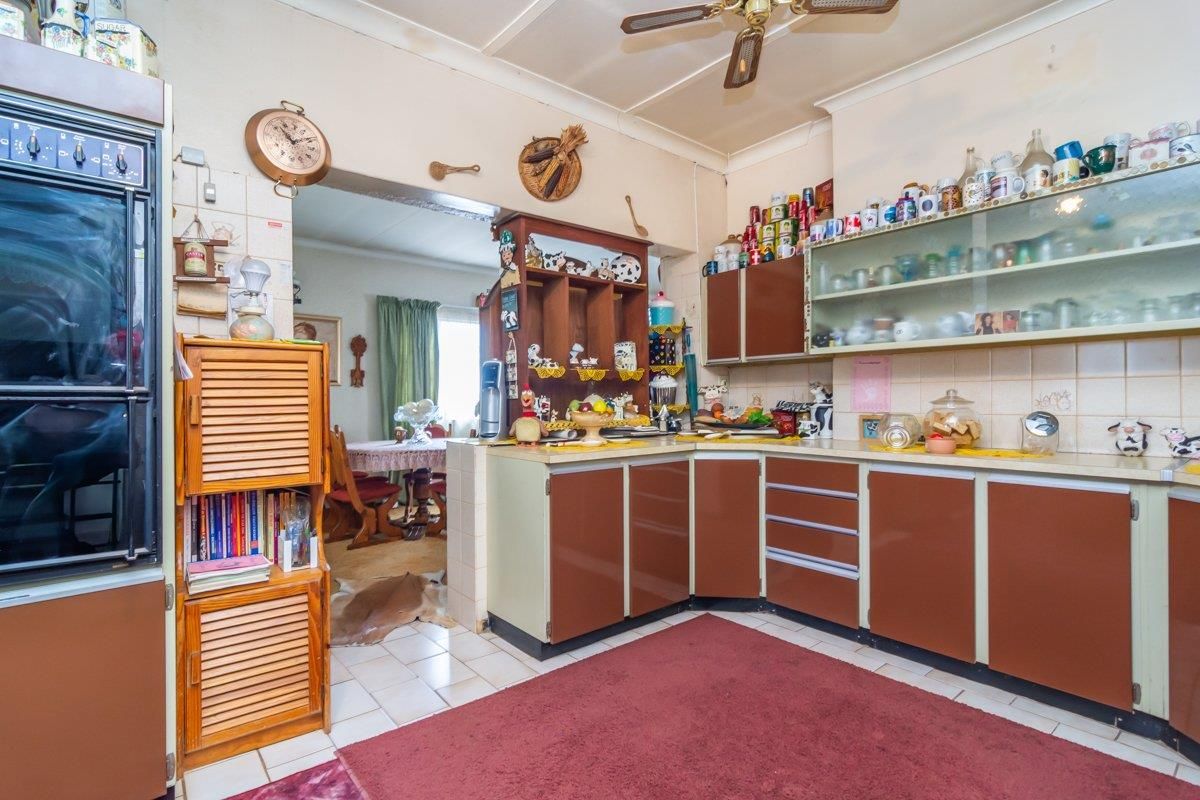 Expansive living, perfect for family and friends. - Photo 5