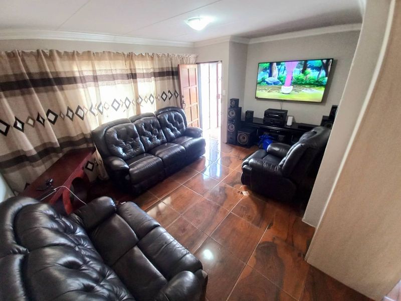 Three bedrooms house for sale in Soshanguve VV - Photo 9