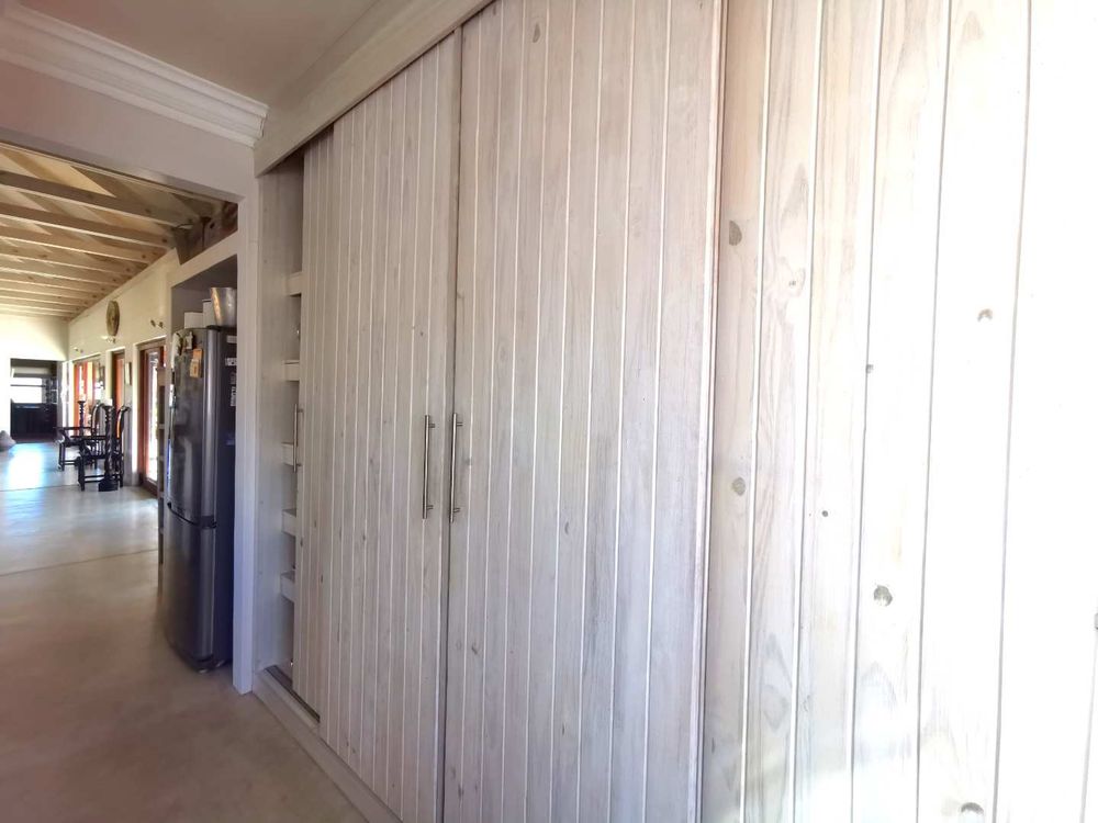 KITCHEN'S CUPBOARDS WITH SLIDING DOORS 