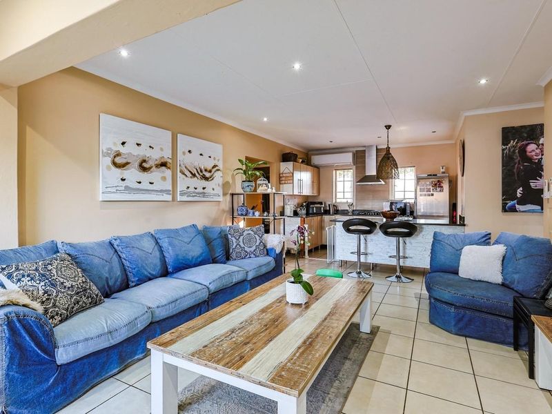 Modern Three-Bedroom Townhouse in Exclusive Secretariat Complex - Photo 6