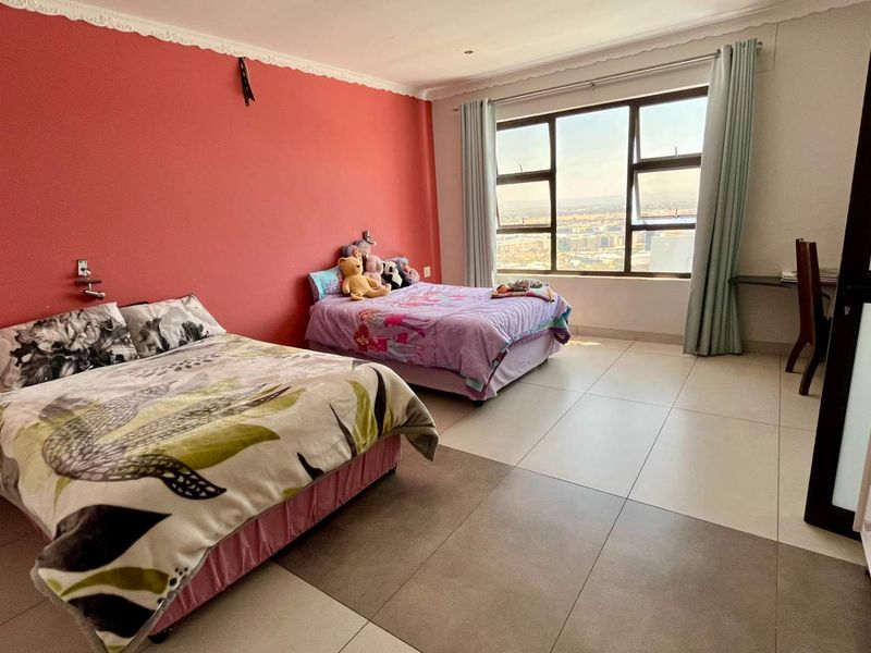 Modern Executive 5 Bedroom Home with a 1 Bedroom flat / Luxury BnB – Gamsa Street, Windhoek - Photo 2