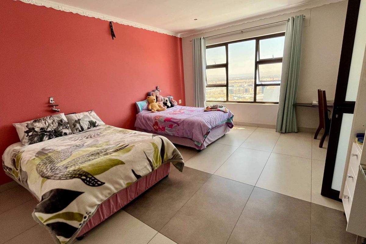 Modern Executive 5 Bedroom Home with a 1 Bedroom flat / Luxury BnB – Gamsa Street, Windhoek - Photo 2