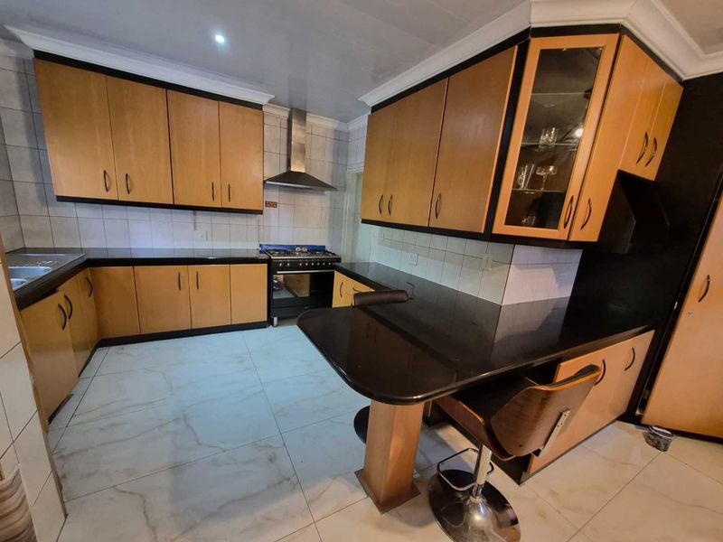 Spacious Family Living in Secure Boomed Estate – Excellent Location! - Photo 4