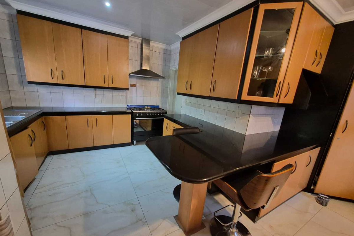 Spacious Family Living in Secure Boomed Estate – Excellent Location! - Photo 4