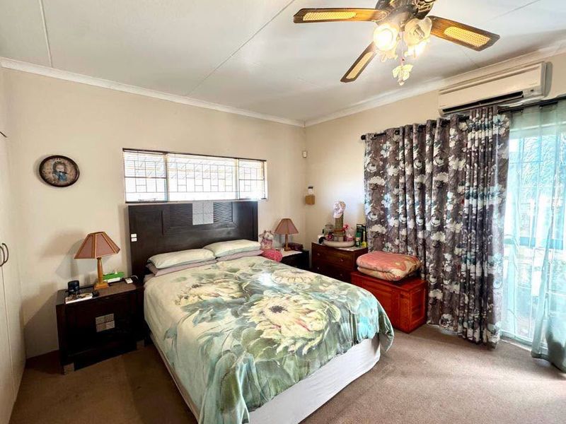 4 Bedroom House For Sale in Olympia - Photo 5