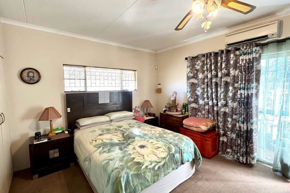 4 Bedroom House For Sale in Olympia - Photo 5