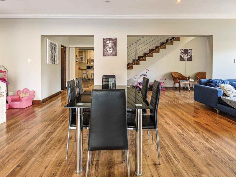 Spacious 4-Bedroom Family Home with Pool, Entertainment Patio & Pet-Friendly Garden - Photo 7