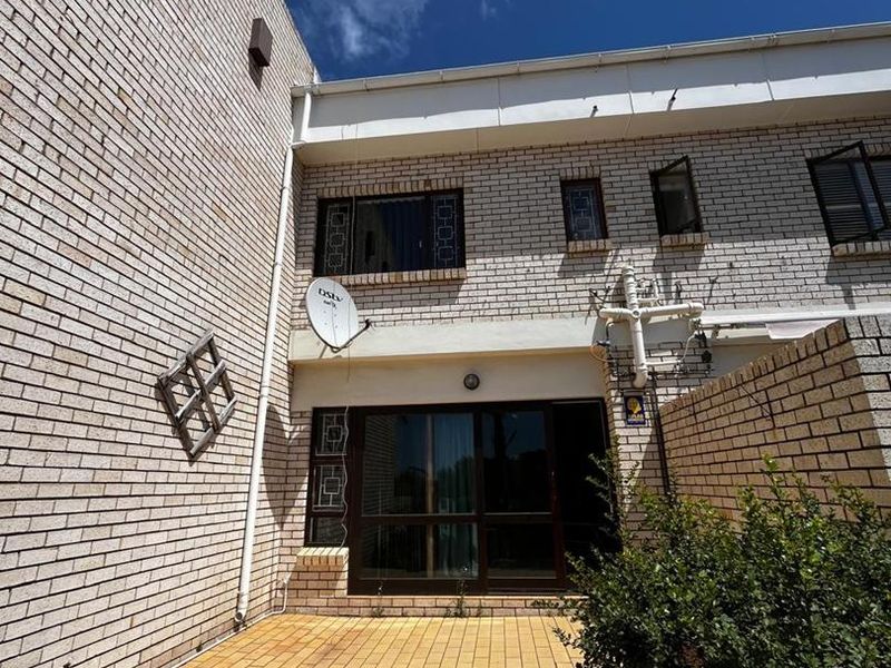 Immaculate 3-Bedroom Apartment - Photo 5