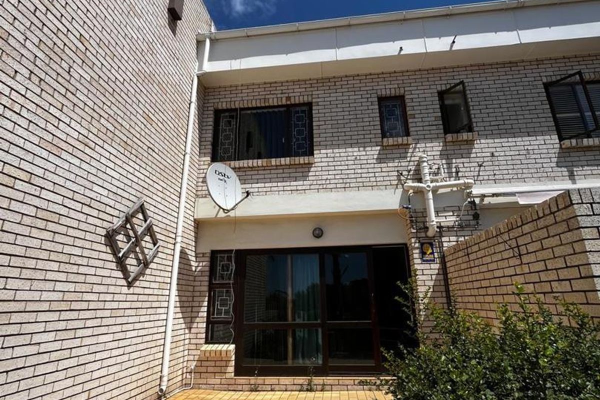 Immaculate 3-Bedroom Apartment - Photo 5