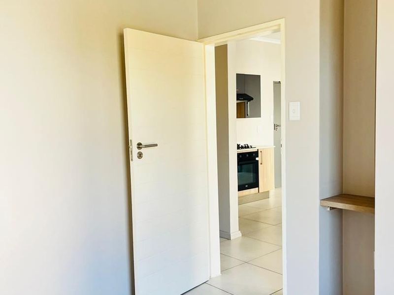 Stylish Midrand 1-Bed: Secure & Convenient - Photo 7