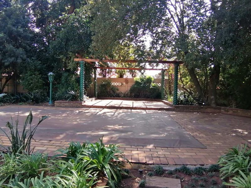 Fabulous spacious well maintained home in secure village - Photo 6