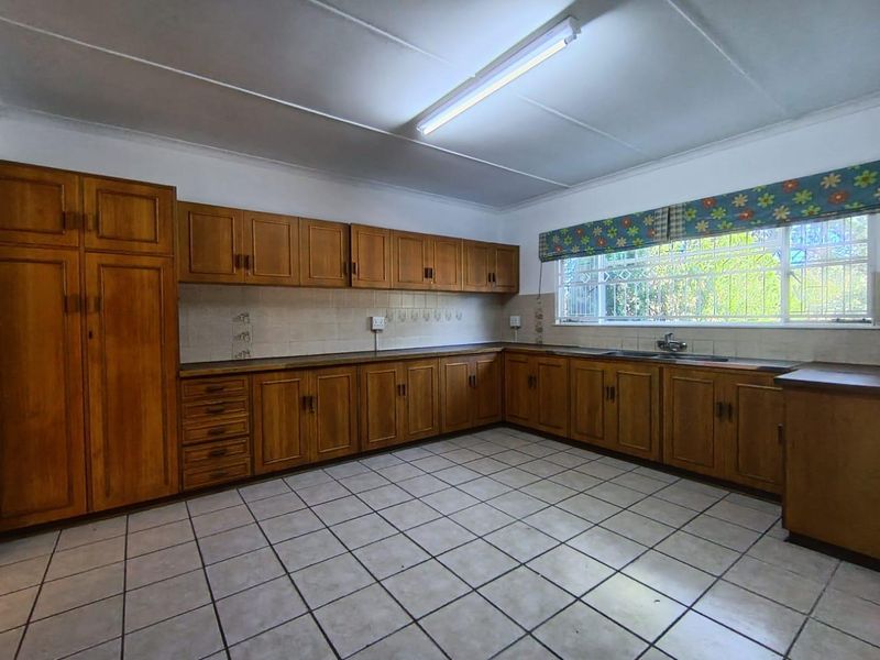 Spacious 5-Bedroom Home with Pool and Versatile Living Options - Photo 4